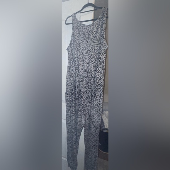 Black & White Leopard print jumpsuit - Picture 2 of 2